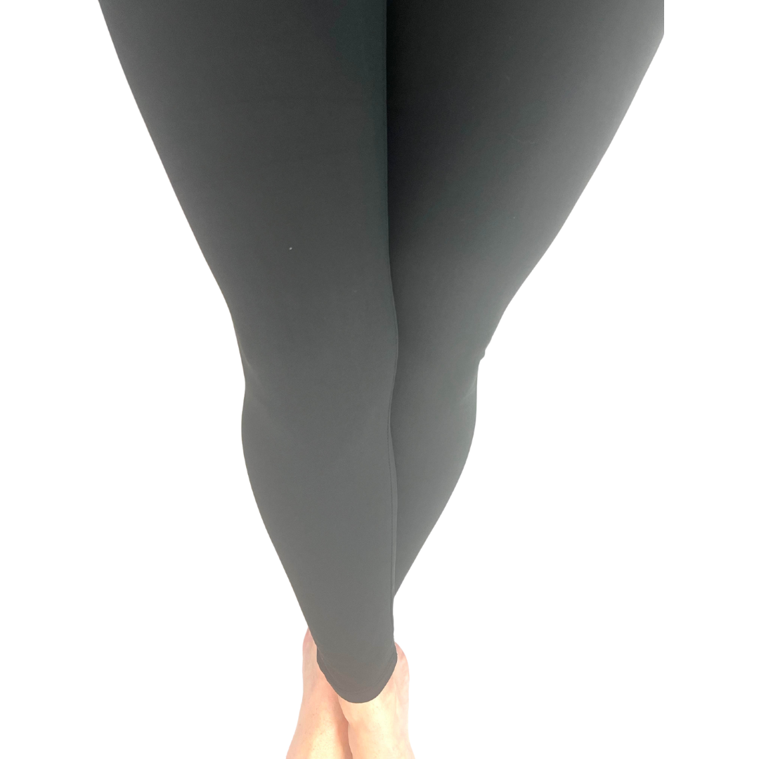 WOMAN WEARING PLUS SIZE BLACK LEGGINGS WITH POCKETS