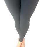 WOMAN WEARING ONE SIZE CHARCOAL LEGGINGS WITH POCKETS