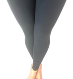 WOMAN WEARING EXTRA PLUS CHARCOAL LEGGINGS