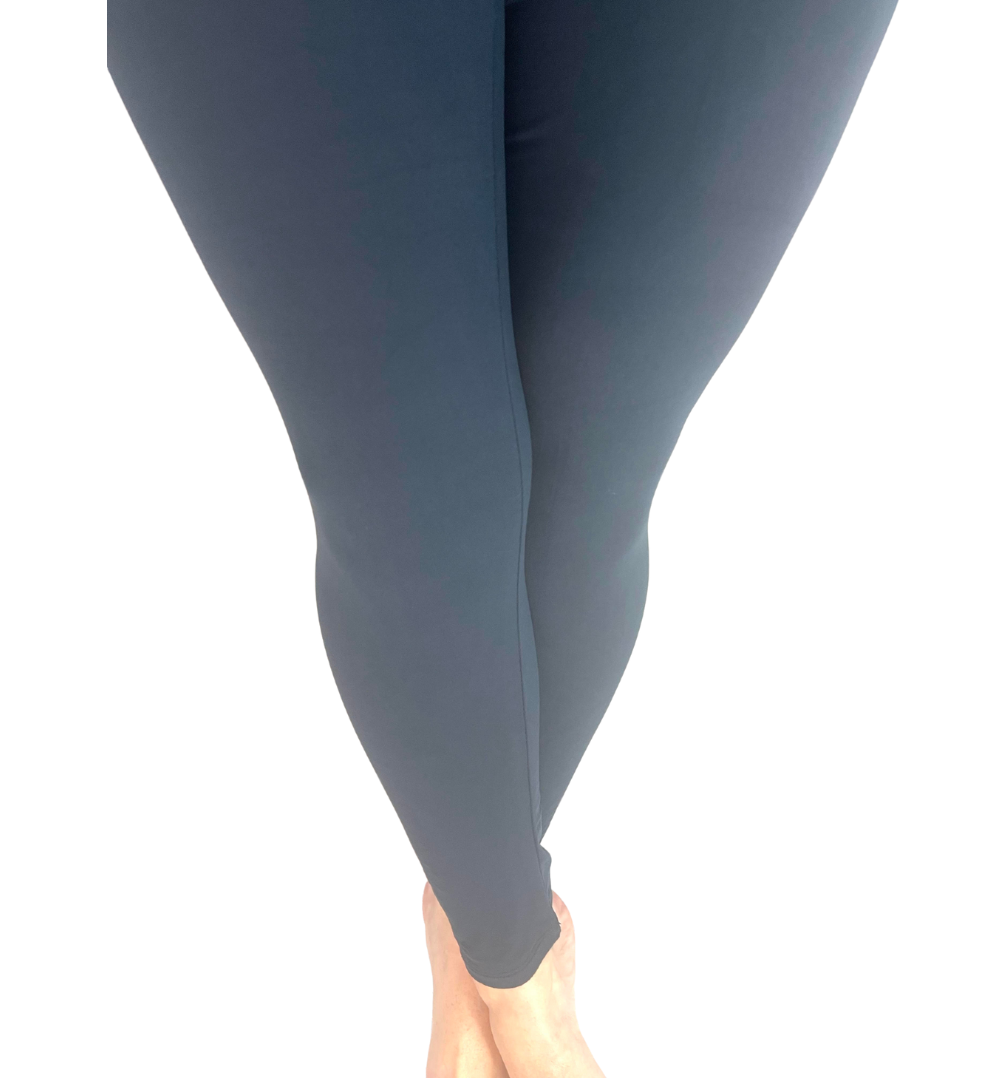 WOMAN WEARING EXTRA PLUS NAVY LEGGINGS WITH POCKETS