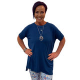 WOMAN WEARING A SHORT SLEEVE TEAL TOP