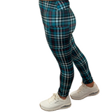 WOMAN WEARING PATTERNED LEGGINGS WITH POCKETS