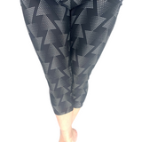 WOMAN WEARING REGULAR BLACK PATTERNED LEGGING CAPRIS