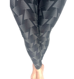 WOMAN WEARING EXTRA PLUS BLACK PATTERNED LEGGINGS