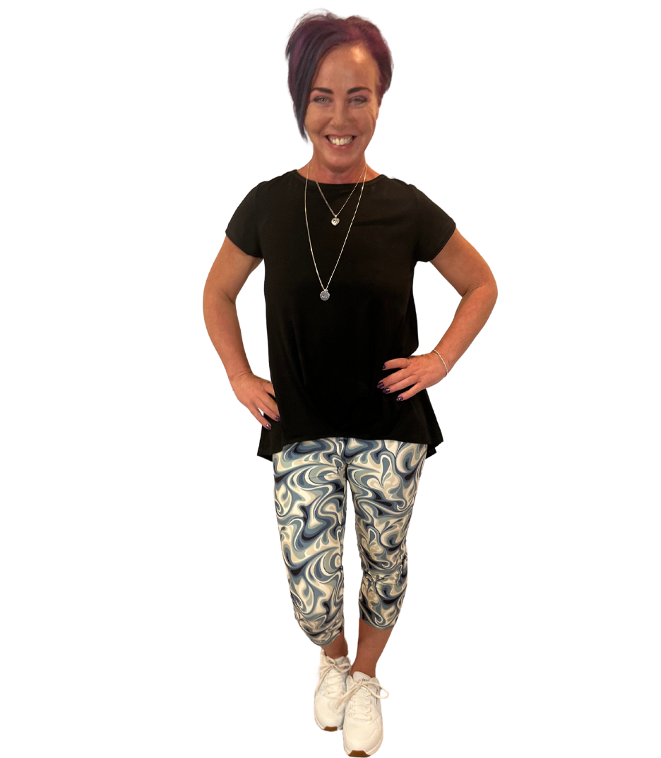 WOMAN WEARING ONE SIZE NAVY AND WHITE LEGGING CAPRIS